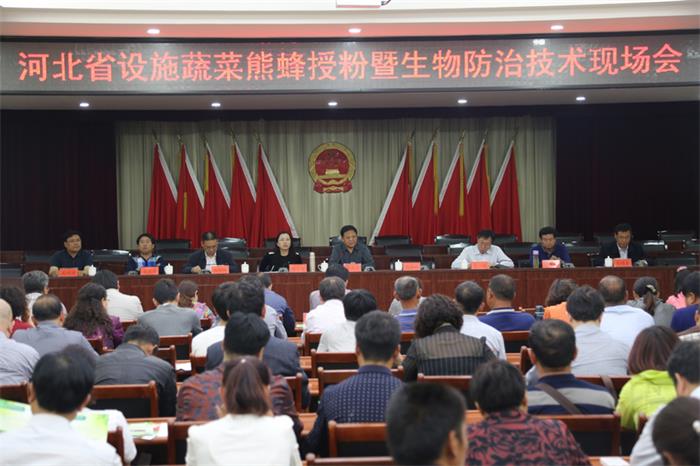 熊蜂授粉技术观摩会在我公司合作基地召开